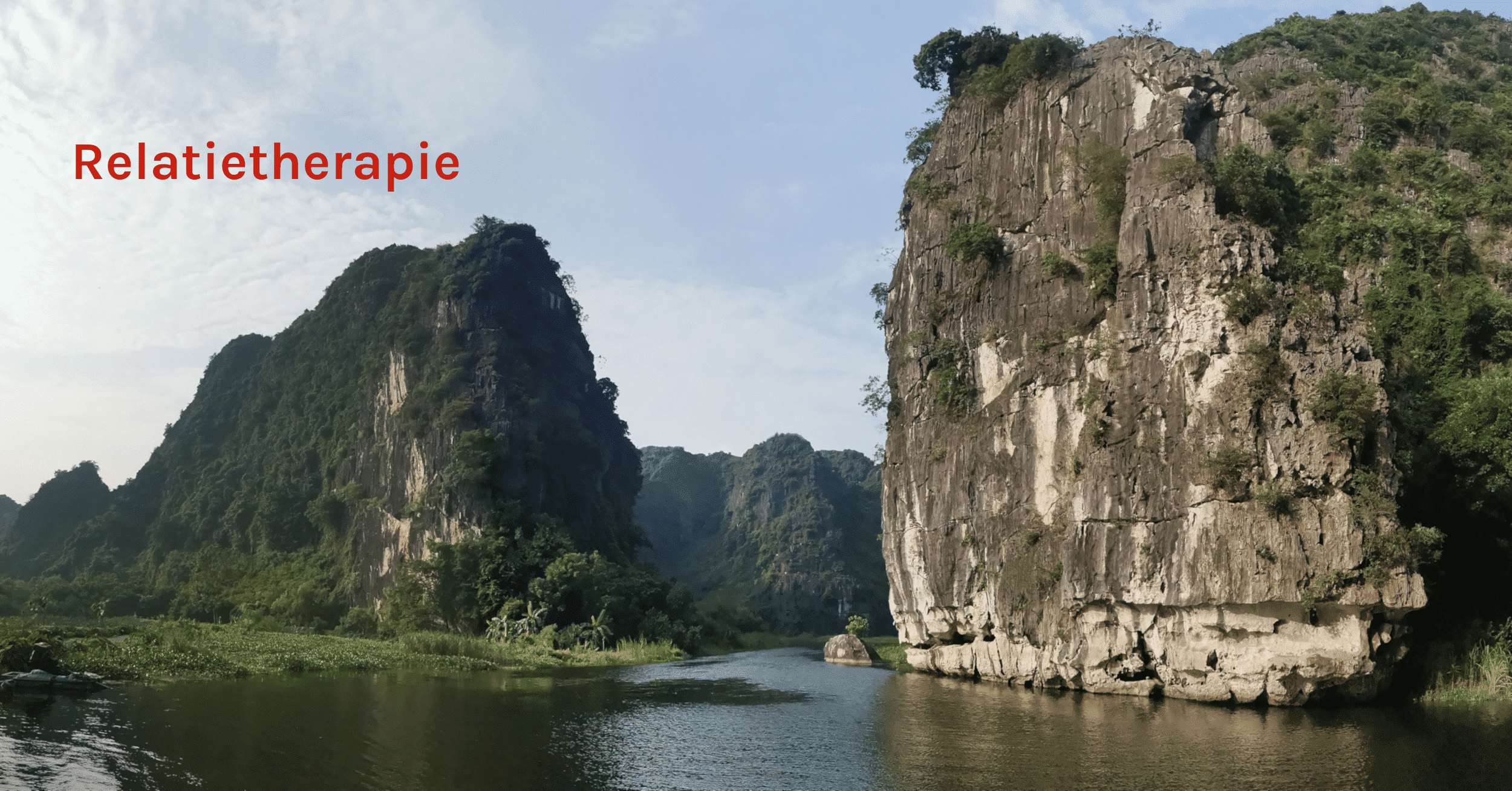 Header Relatietherapie Vooraanzicht van een rivier die tussen 2 grote rotsen doorloopt