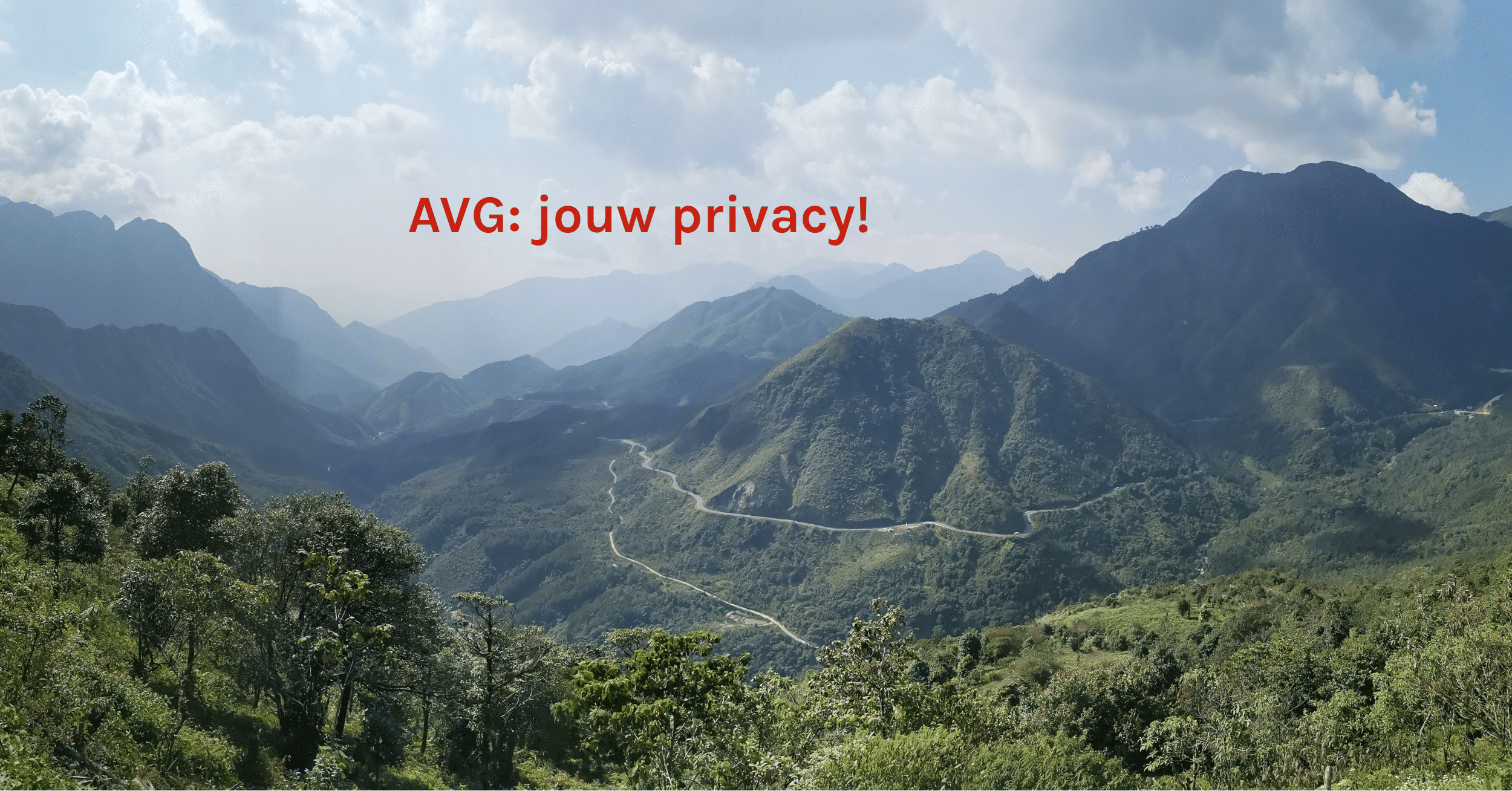 Groen berglandschap met uitkijk op een u-vormige weg