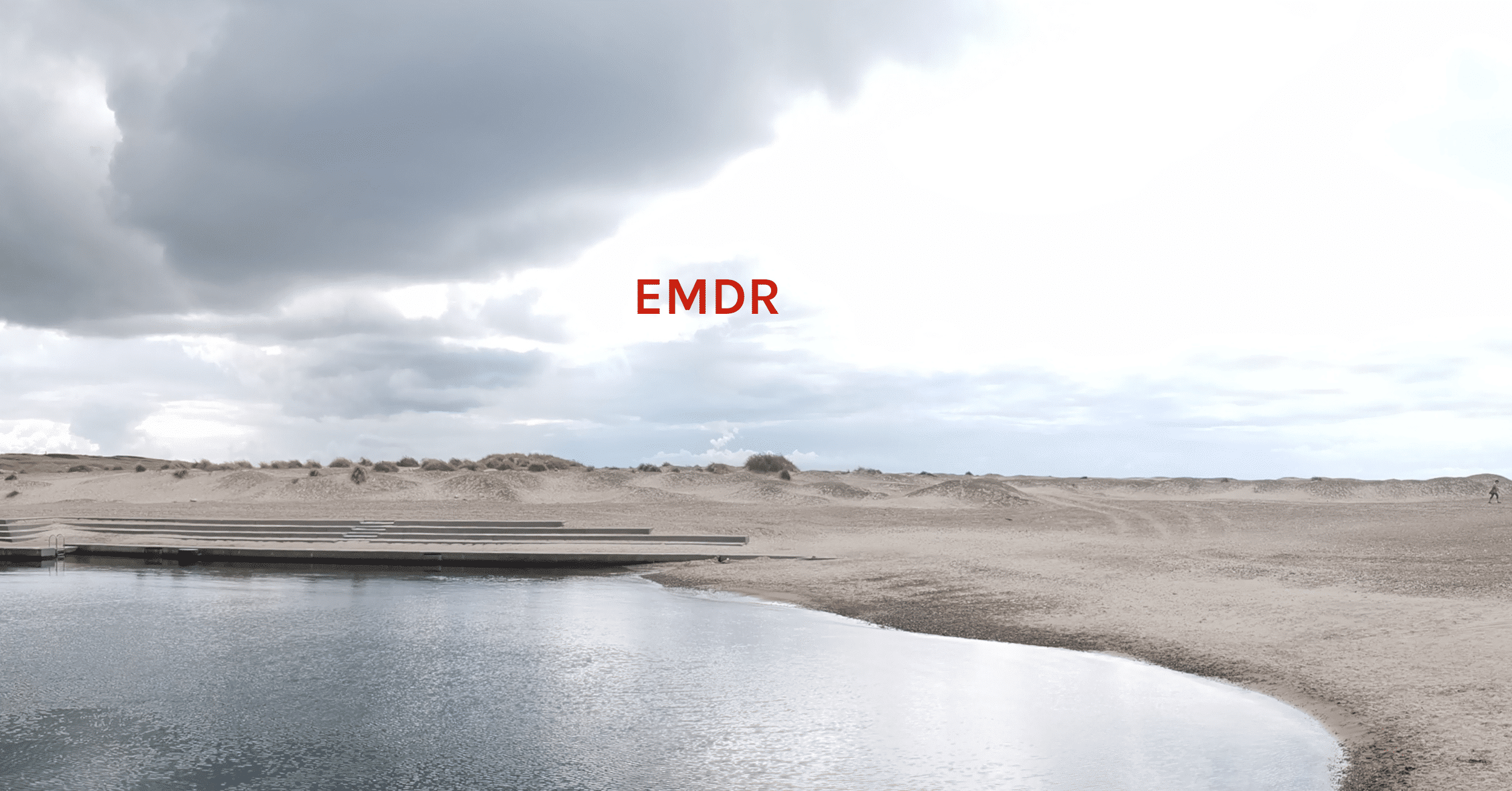 Header EMDR Tekst EMDR in het midden van een kalm landschap met water en zand met links donkere wolken en rechts helder lucht
