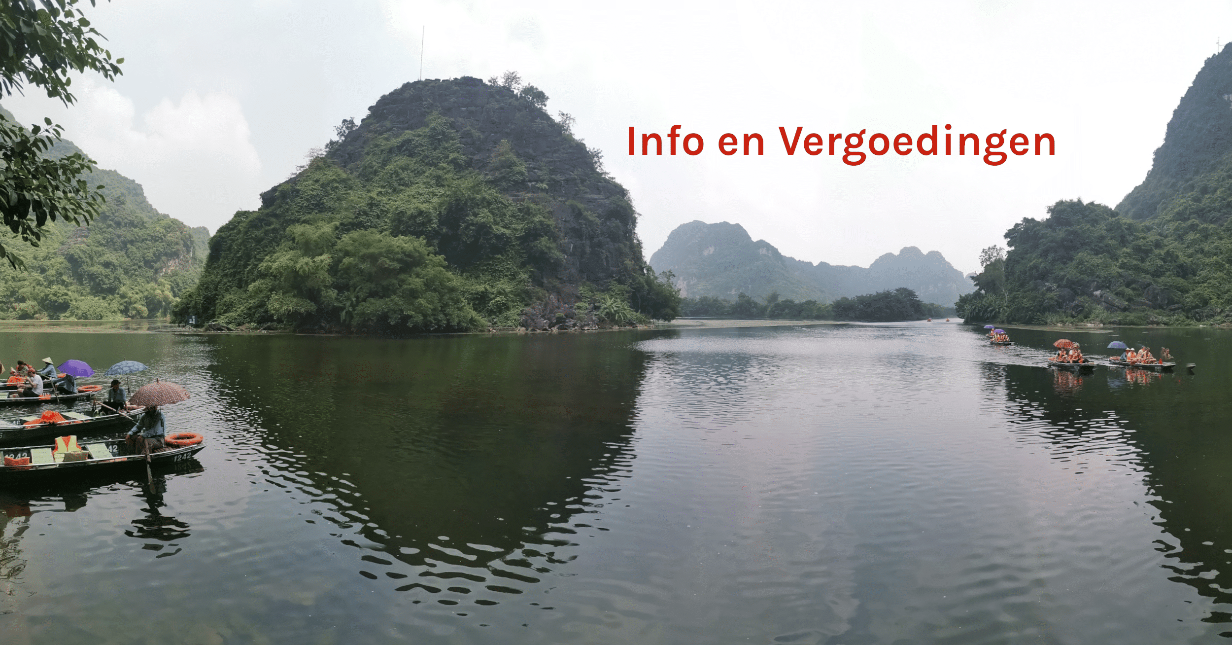 Rivier die door een bergachtige omgeving stroomt met verkopers in bootjes