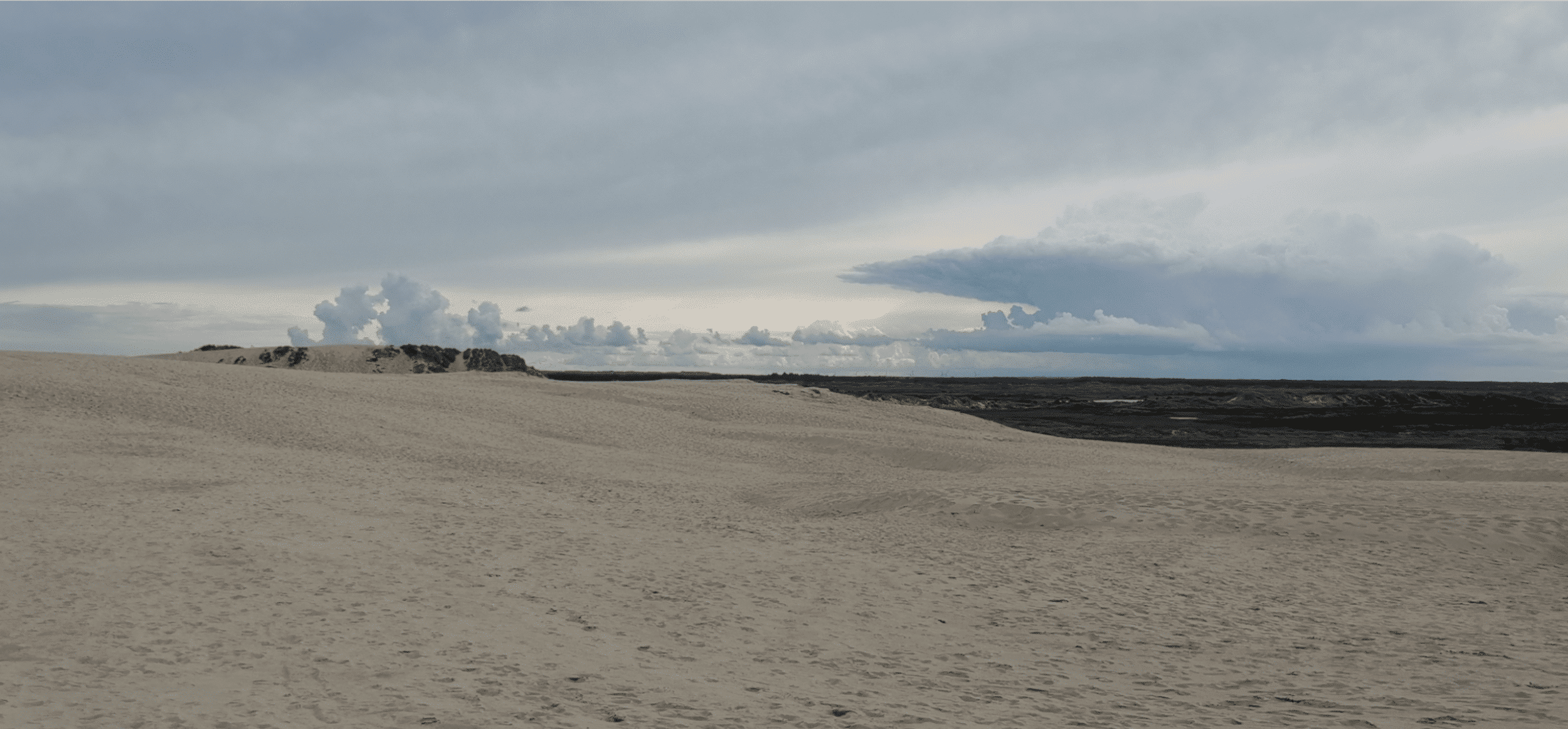 Sereen zandlandschap met ondergaande zon